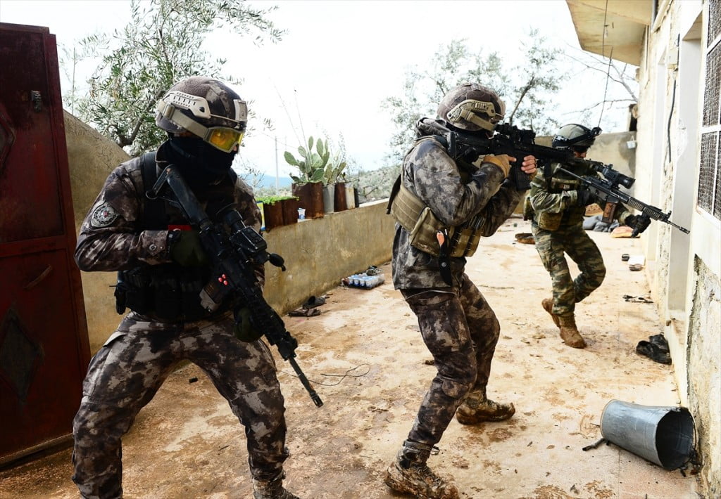وحدات خاصة تركية تدخل عفرين.. "صور وفيديو" 12 وحدات خاصة تركية تدخل عفرين.. "صور وفيديو" 11