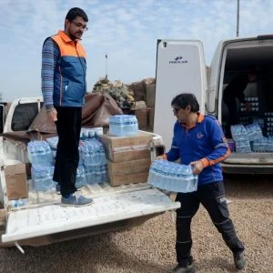 الجيش التركي يوزع مساعدات غذائية على أهالي القرى المحررة بعفرين