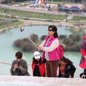 إقبال متزايد للسُياح الصينيين على “باموق قلعة” الأثرية التركية (صور)