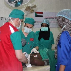 أطباء أتراك يجرون عمليات جراحية لـ 100 طفل سوداني