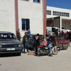 بعد فرار الإرهابيين.. سكان يتدفقون على مخازن أغذية احتكرها “ي ب ك/ بي كا كا” بعفرين