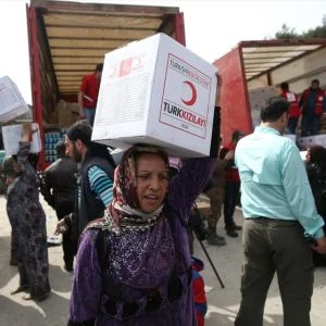 الهلال الأحمر التركي يواصل مساعدة المدنيين بمدينة عفرين