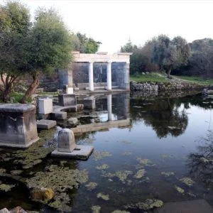 زوّار مدينة “كاونوس” التركية الأثرية يغوصون في أعماق التاريخ (صور)