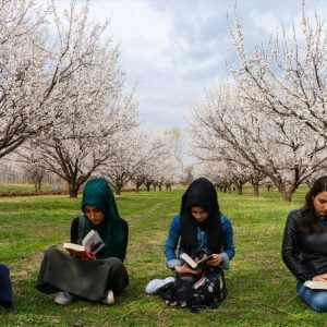 طالبات جامعة تركية يقرأن في المزارع للتشجيع على المطالعة بعيدًا عن إدمان التكنولوجيا (صور)
