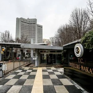 الخارجية التركية تدين حرق العلم التركي في مظاهرة باليونان