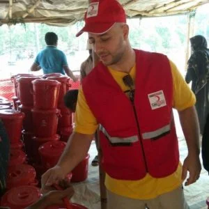 المنشد ماهر زين يشارك بحملات الهلال الأحمر التركي لإغاثة مسلمي الروهينغيا ببنغلاديش