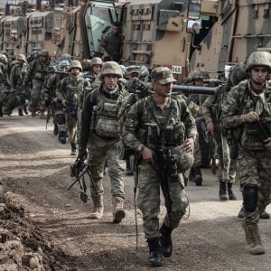 تركيا ترسل تعزيزات عسكرية إلى الحدود السورية