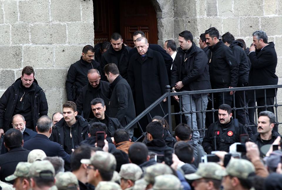 شاهد | اردوغان يشارك في جنازة الجندي محمد كر 3