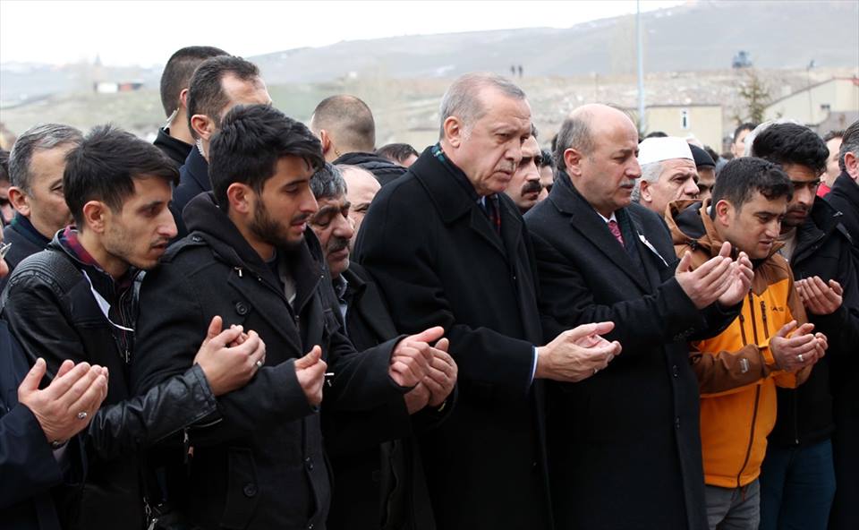 شاهد | اردوغان يشارك في جنازة الجندي محمد كر 7