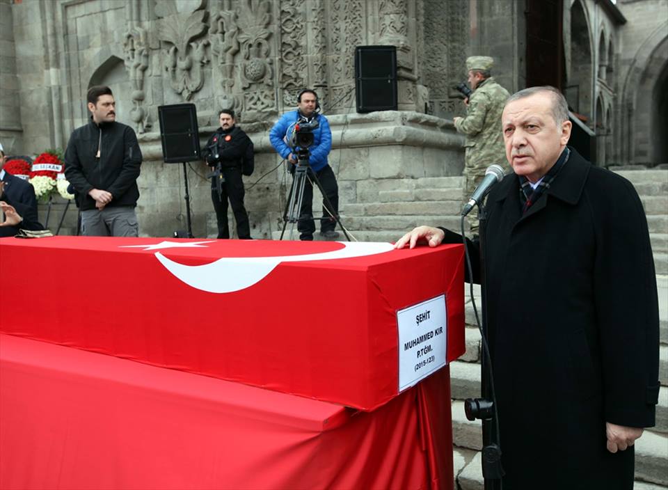 شاهد | اردوغان يشارك في جنازة الجندي محمد كر 5