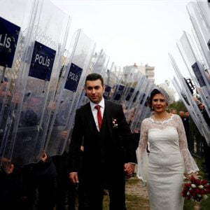 شرطي وشرطية من قوات مكافحة الشغب التركية يحتفلان بزواجهم بطريقتهم الخاصة… شاهد الصور