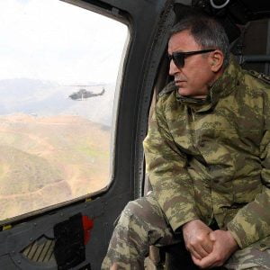 رئيس هيئة الأركان التركية يقوم بجولة تفقدية للوحدات المقاتلة على الحدود العراقية