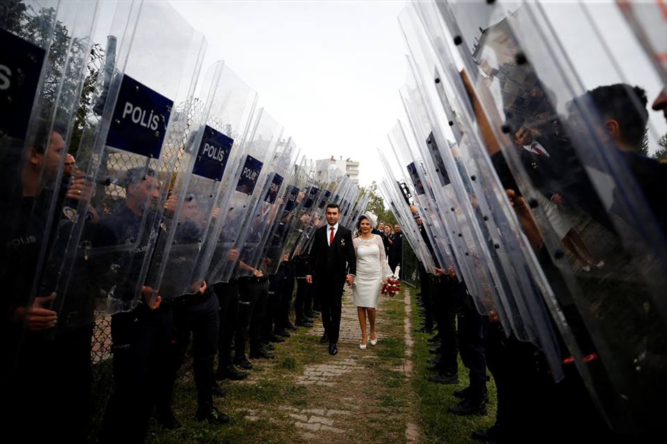 شرطي وشرطية من قوات مكافحة الشغب التركية يحتفلان بزواجهم بطريقتهم الخاصة... شاهد الصور 7