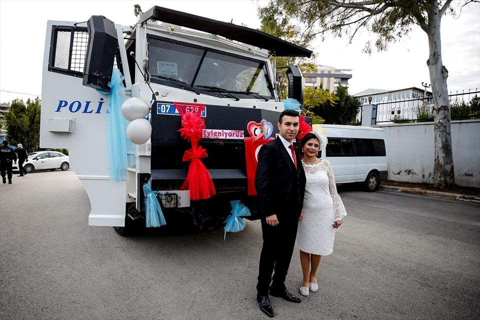 شرطي وشرطية من قوات مكافحة الشغب التركية يحتفلان بزواجهم بطريقتهم الخاصة... شاهد الصور 3