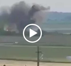 شاهد| لحظة تحطم الطائرة الروسية أثناء هبوطها في قاعدة حميميم الجوية بسوريا