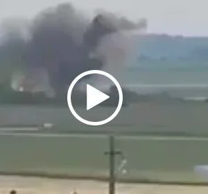 شاهد| لحظة تحطم الطائرة الروسية أثناء هبوطها في قاعدة حميميم الجوية بسوريا