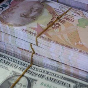 الليرة التركية تهبط لمستوى قياسي