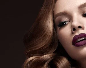 للحصول على إطلالة مميزة وجريئة.. تعلَّمي كيف ومتى تضعين أحمر الشفاه