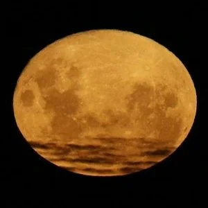 لا داعي للقلق.. الذي سيظهر الليلة “قمر الدودة”