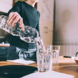 قوارير المياه البلاستيكية خطر كبير.. كيف يمكن أن نستبدلها؟