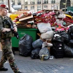 السويسريون يرمون قمامتهم عند ماكرون