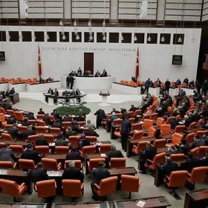 البرلمان التركي يوافق على قانون يسمح بعقد تحالفات انتخابية