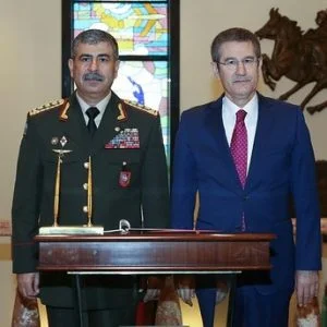 وزير الدفاع التركي ونظيره الأذربيجاني يبحثان التعاون العسكري بين البلدين