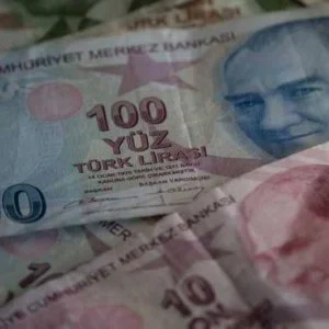 الليرة التركية تهبط إلى مستوى قياسي