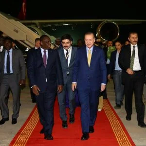 الرئيس أردوغان يصل السنغال ثالث محطات جولته الإفريقية