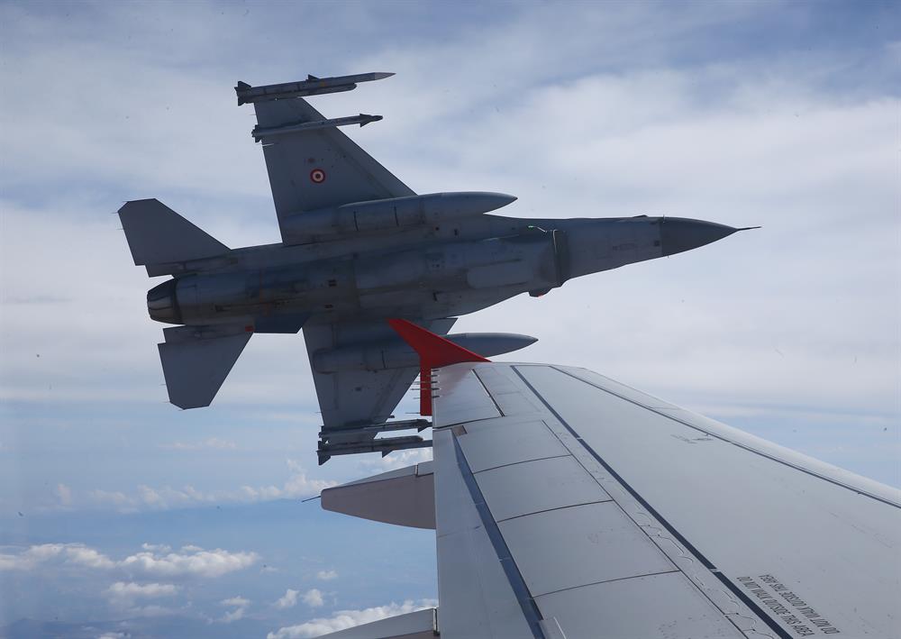 فيديو وصور .. مقاتلات اف-16 ترافق طائرة الرئيس أردوغان 3