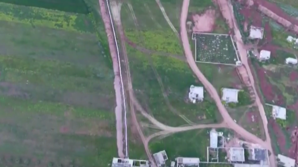 شاهد صور تظهر خنادق حفرها عناصر "ب ي د" الإرهابي حول منطقة "تل رفعت" 3