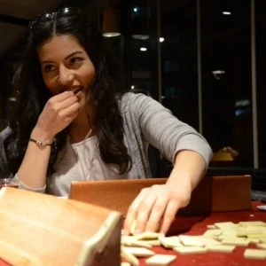 مقهى تركي يلزم زبائنه بإلقاء قشور المكسرات على الأرض ويعاقب المخالفين!(صور)