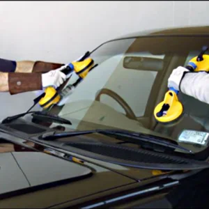 4 نصائح بسيطة للحفاظ على نظافة الزجاج الأمامي للسيارة