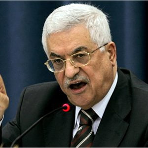 عباس يتخذ قرارا نهائيا بشأن فرض عقوبات جديدة علي غزة ومصر تتدخل