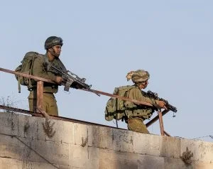 جيش الاحتلال الاسرائيلي يجهز 100قناص لقمع المظاهرات الفلسطينية على الحدود مع غزة الجمعة