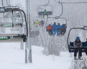 جورجيا.. تلفريك يخرج عن السيطرة ويلقي بالركاب في الهواء.. شاهد