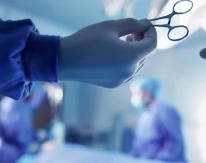 فتحوا مخه لساعات ثم أدركوا أنهم أخطأوا بالمريض!.. مستشفى يرتكب خطأً كارثياً ويوضح تفاصيل الغلطة الأكثر غرابة
