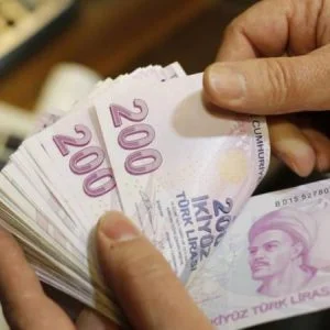 الليرة التركية تتراجع لمستويات قياسية لم تشهدها منذ أكثر من 20 عاما