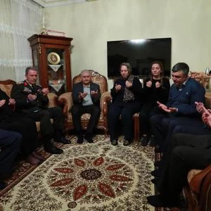 يلدريم وأكار يعزيان أسرة جندي تركي استشهد في عفرين