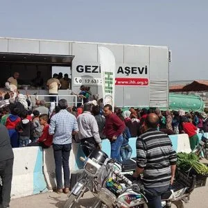 مطبخ تركي يوفر 10 آلاف وجبة يومية لأهالي عفرين