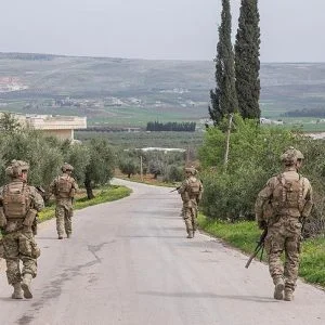 أهالي عفرين يسلّمون الجيش التركي 18 إرهابيًا