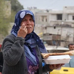 تركيا توزع 5 آلاف وجبة ساخنة على أهالي عفرين