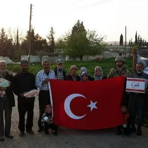 الجيش التركي يوزع مساعدات إنسانية على أهالي عفرين