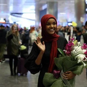 أول عارضة أزياء محجبة تصل إسطنبول