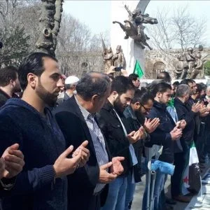 إسطنبول.. أتراك وعرب يؤدون صلاة الغائب على أرواح ضحايا الغوطة الشرقية