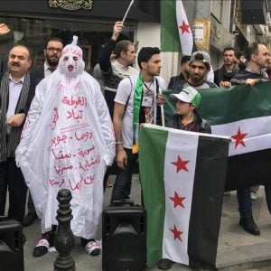 مظاهرة أمام السفارة الإيرانية بإسطنبول تنديدا بالهجمات على الغوطة الشرقية