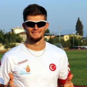 أردوغان يهنئ عدّاءً تركيًا توّج بذهبية بطولة أوروبية للصم