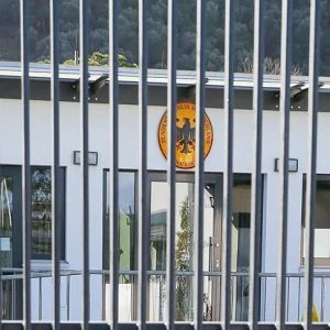 أنصار “بي كا كا/ ب ي د” الإرهابية يحتلون القنصلية الألمانية بجزيرة يونانية