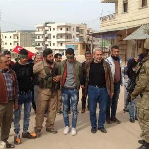 أهالي عفرين يسلّمون 3 إرهابيين للقوات التركية