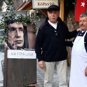 تركي يوزع الحلوى على روح العالم البريطاني الراحل “هوكينج”